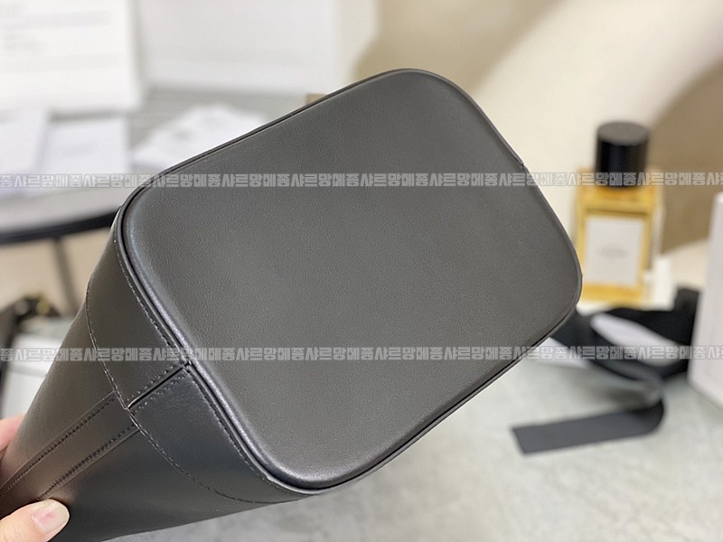 셀린느버킷퀴르트리옹프백스몰  20260310-100512-015루.jpg