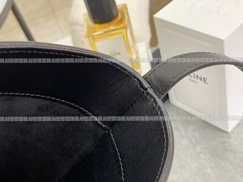 셀린느버킷퀴르트리옹프백스몰  20260310-100512-016루.jpg