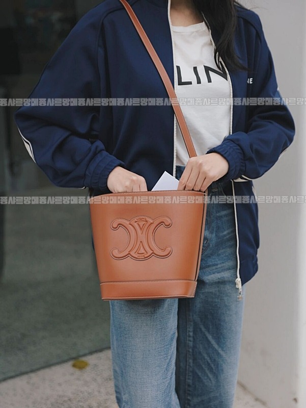 셀린느버킷퀴르트리옹프백스몰  20260310-100825-025루.jpg