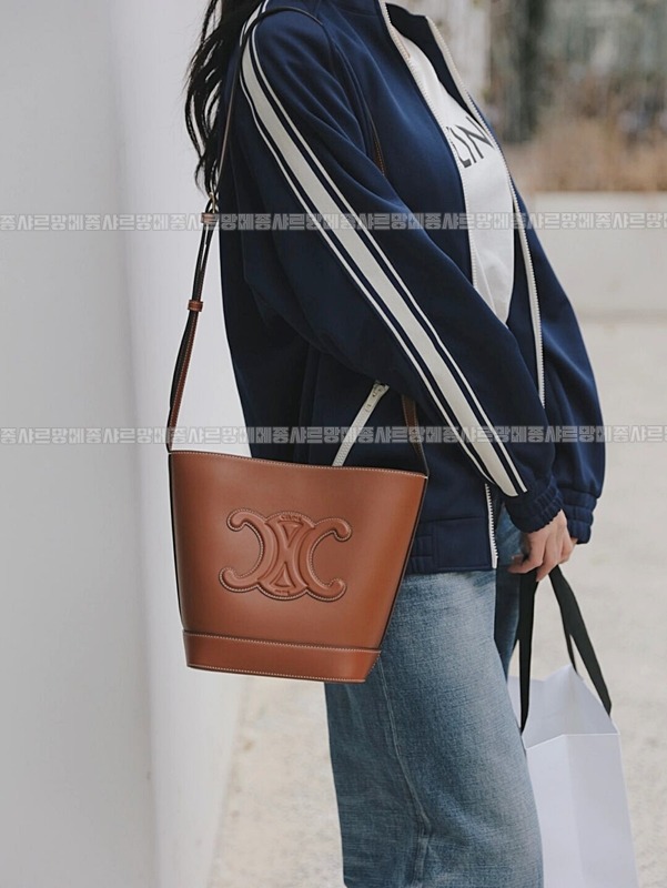 셀린느버킷퀴르트리옹프백스몰  20260310-100825-030루.jpg