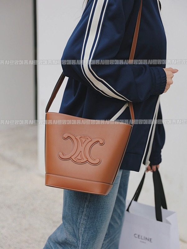 셀린느버킷퀴르트리옹프백스몰  20260310-100825-028루.jpg