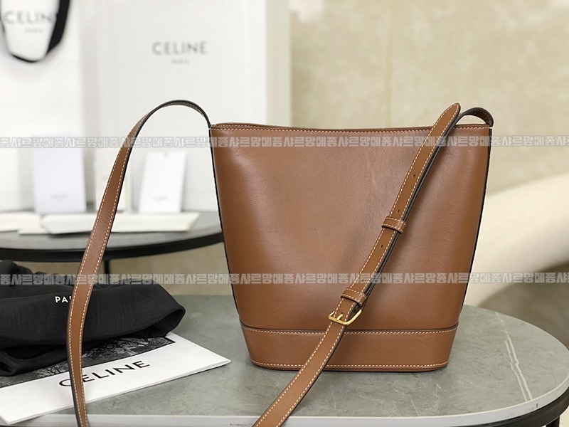 셀린느버킷퀴르트리옹프백스몰  20260310-100822-004루.jpg