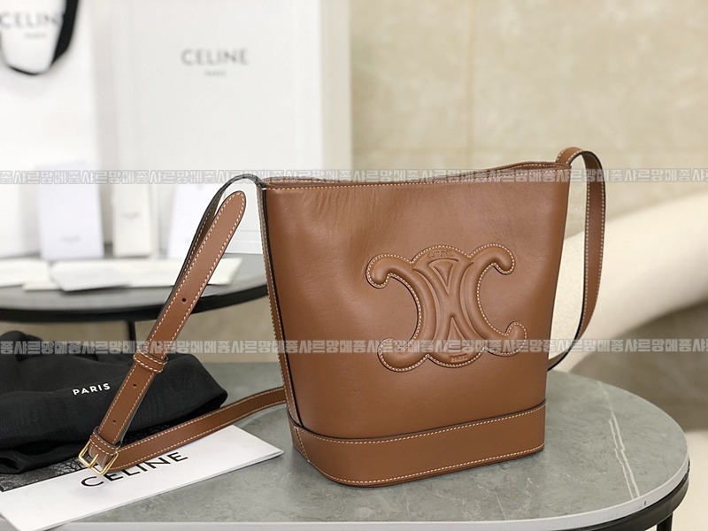 셀린느버킷퀴르트리옹프백스몰  20260310-100822-002루.jpg