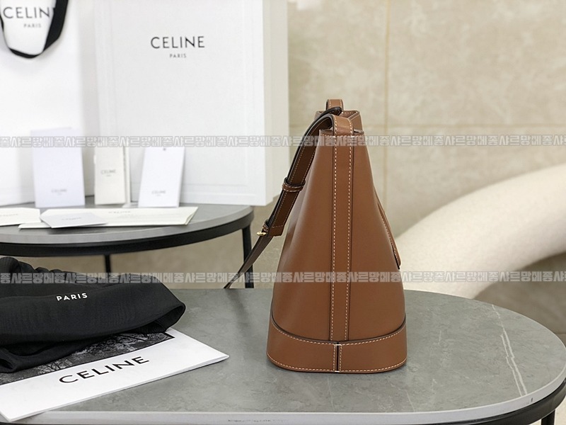 셀린느버킷퀴르트리옹프백스몰  20260310-100822-003루.jpg