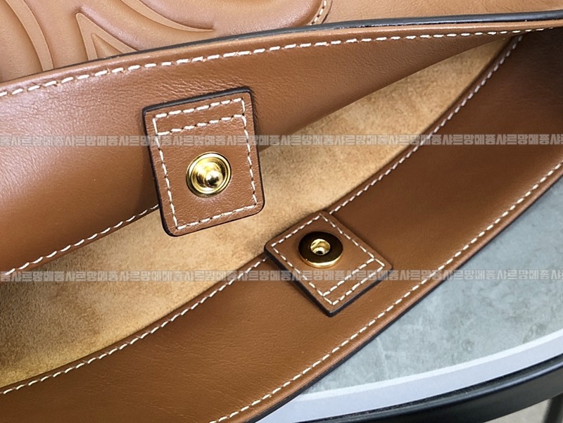 셀린느버킷퀴르트리옹프백스몰  20260310-100822-007루.jpg