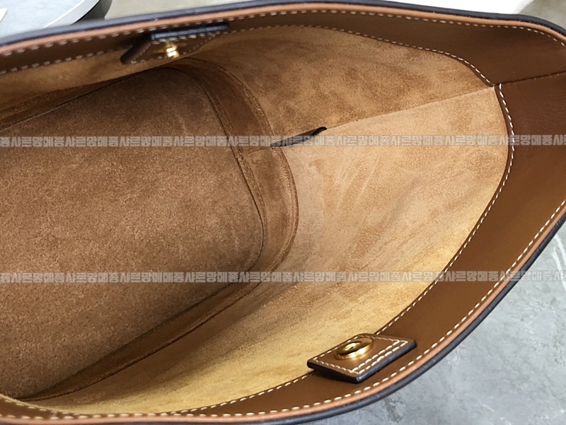 셀린느버킷퀴르트리옹프백스몰  20260310-100823-014루.jpg