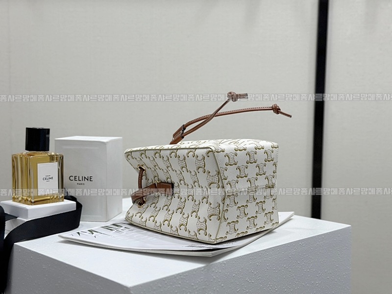 셀린느마이크로세일러트리옹프  20260310-101614-009루.jpg