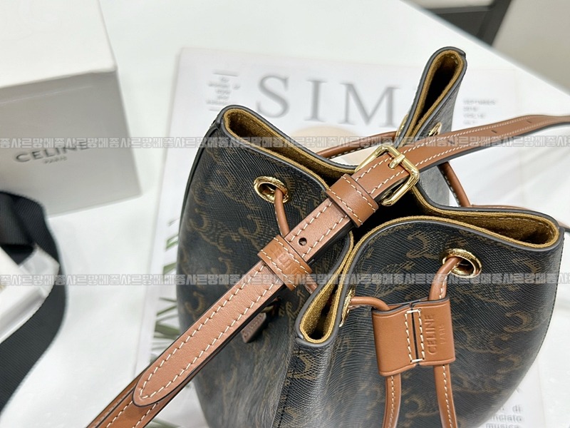 셀린느마이크로세일러트리옹프  20260310-102232-007루.jpg