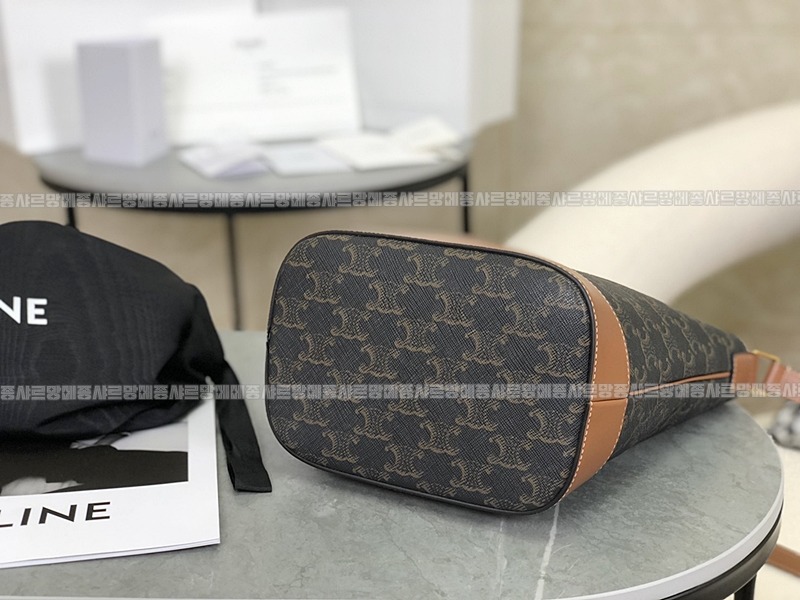 셀린느버킷트리옹프미디움  20260310-104852-008루.jpg