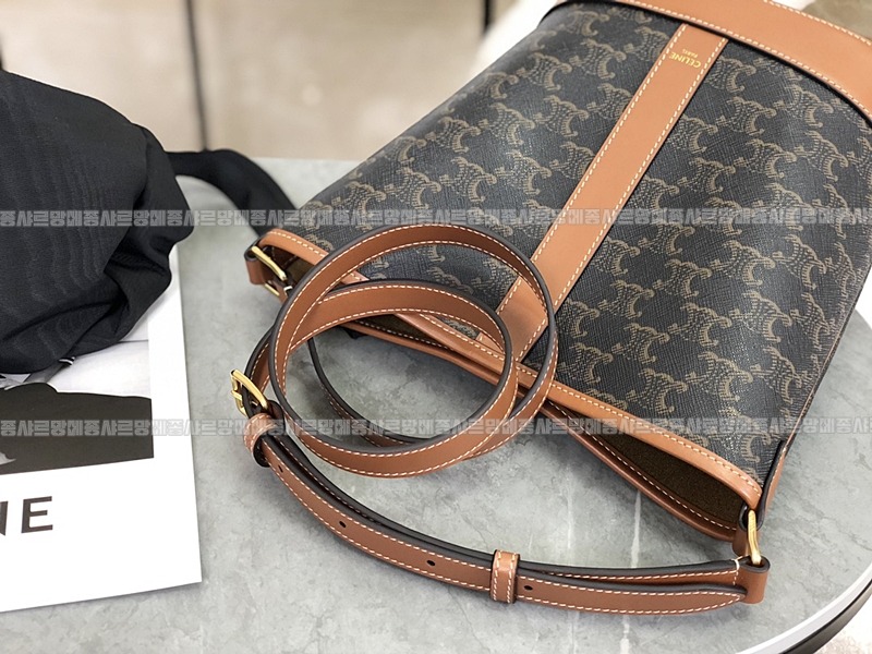 셀린느버킷트리옹프미디움  20260310-104852-009루.jpg