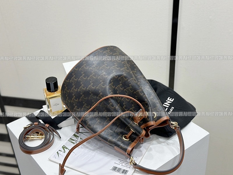 셀린느클라라트리옹프스몰  20260310-111132-007루.jpg