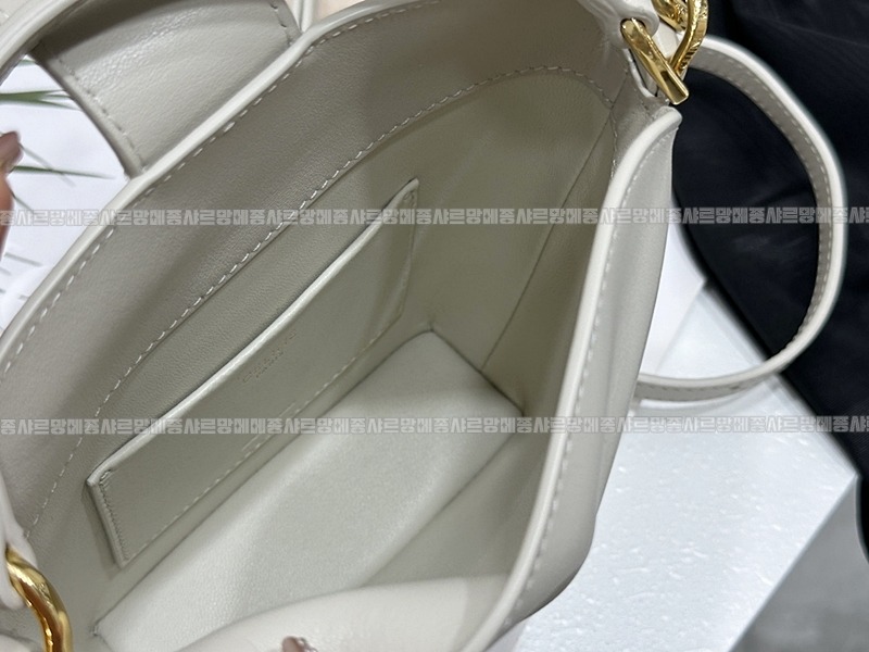 셀린느트리옹프미니버킷백  20260310-113017-015루.jpg