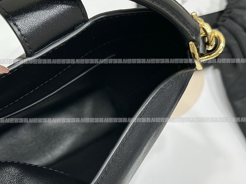 셀린느트리옹프미니버킷백  20260310-113331-009루.jpg