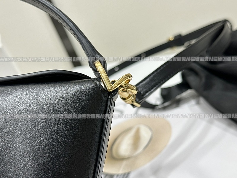 셀린느트리옹프미니버킷백  20260310-113331-011루.jpg