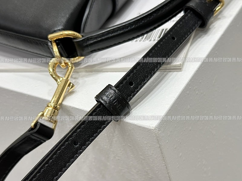 셀린느트리옹프미니버킷백  20260310-113331-012루.jpg