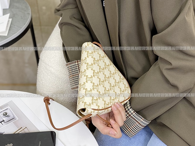셀린느트리옹프크라이앵글백      20260310-154829-017루.jpg