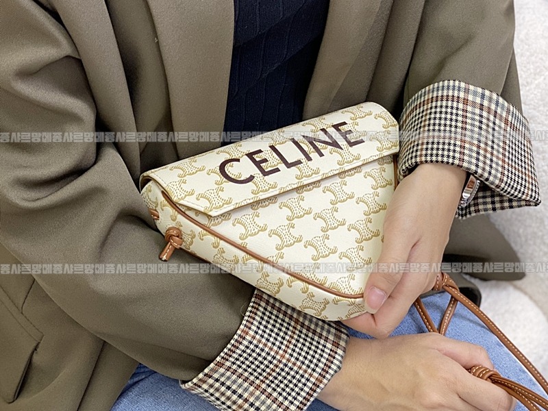 셀린느트리옹프크라이앵글백      20260310-154829-018루.jpg