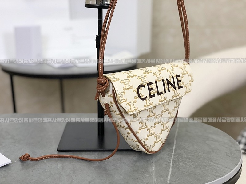 셀린느트리옹프크라이앵글백      20260310-154827-002루.jpg