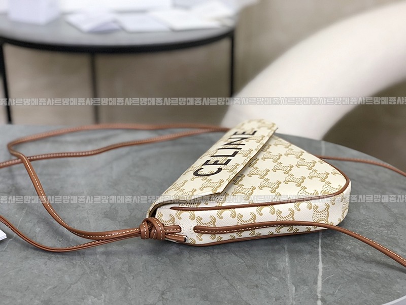 셀린느트리옹프크라이앵글백      20260310-154827-006루.jpg