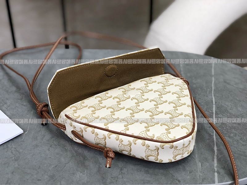 셀린느트리옹프크라이앵글백      20260310-154827-008루.jpg