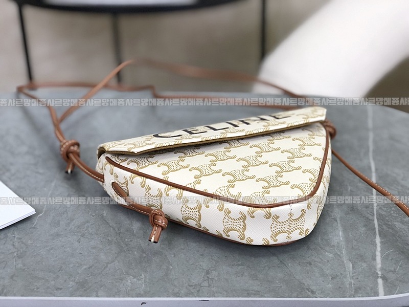 셀린느트리옹프크라이앵글백      20260310-154827-007루.jpg