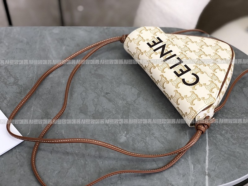 셀린느트리옹프크라이앵글백      20260310-154828-013루.jpg