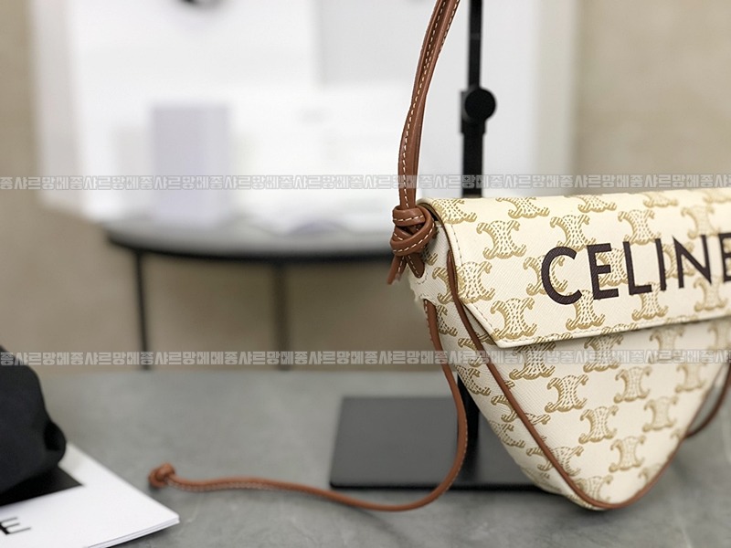 셀린느트리옹프크라이앵글백      20260310-154828-012루.jpg