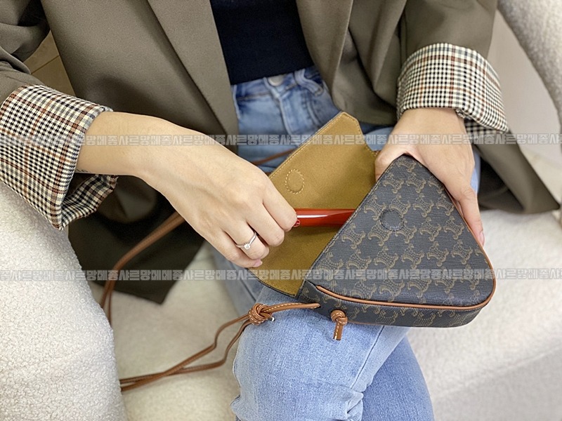 셀린느트리옹프크라이앵글백      20260310-155236-018루.jpg