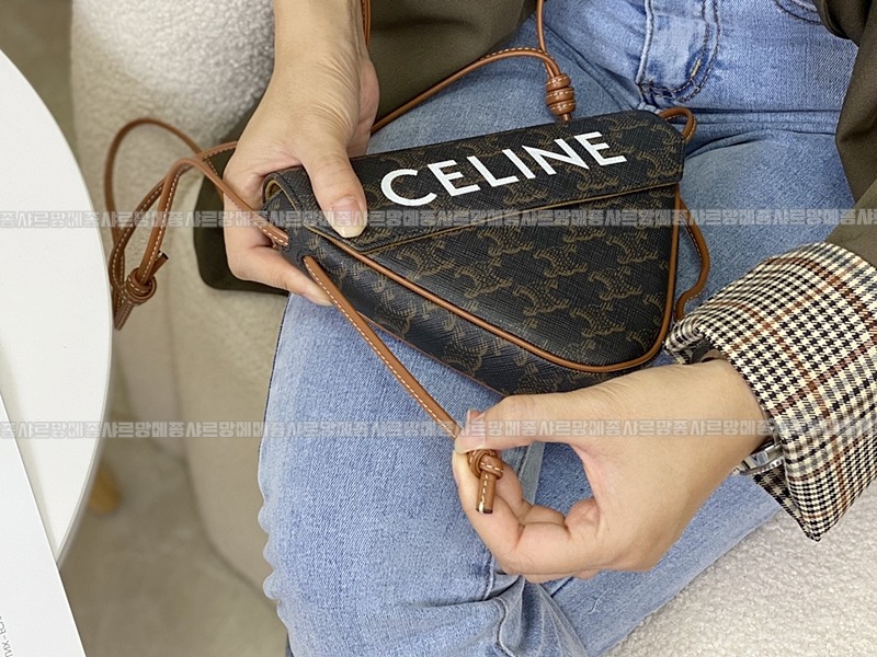 셀린느트리옹프크라이앵글백      20260310-155237-022루.jpg