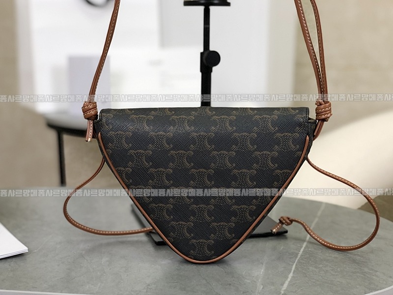 셀린느트리옹프크라이앵글백      20260310-155234-004루.jpg