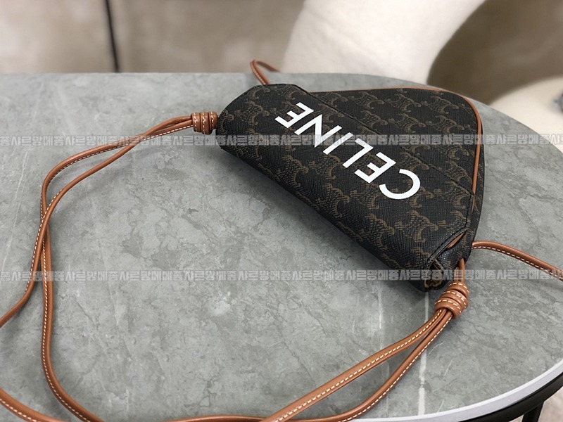 셀린느트리옹프크라이앵글백      20260310-155234-006루.jpg