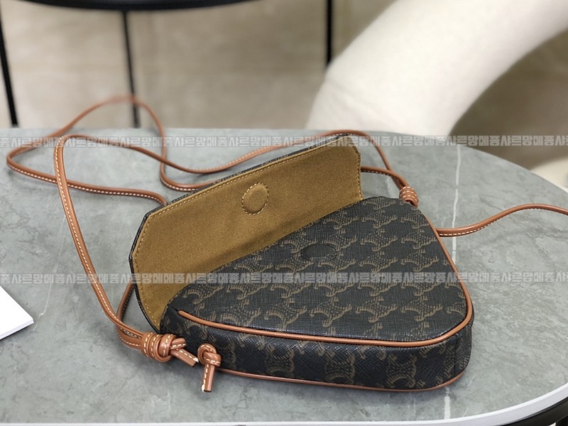 셀린느트리옹프크라이앵글백      20260310-155234-008루.jpg