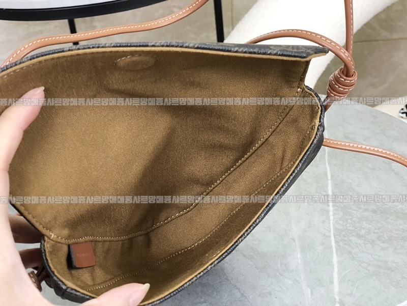 셀린느트리옹프크라이앵글백      20260310-155234-009루.jpg