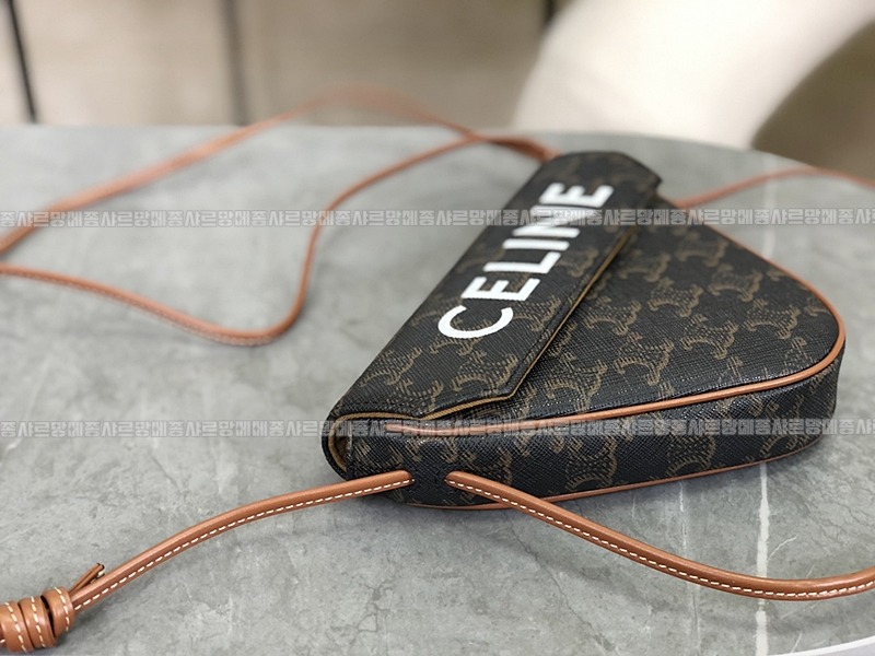 셀린느트리옹프크라이앵글백      20260310-155235-014루.jpg