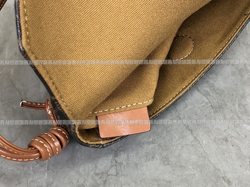 셀린느트리옹프크라이앵글백      20260310-155235-016루.jpg