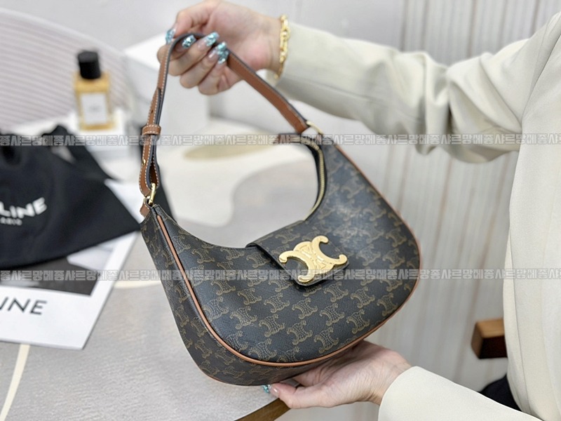 셀린느아바트리옹프캔버스백미디움  20260311-132638-025루.jpg