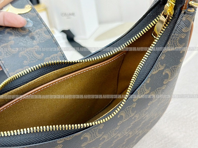 셀린느아바트리옹프캔버스백미디움  20260311-132636-016루.jpg