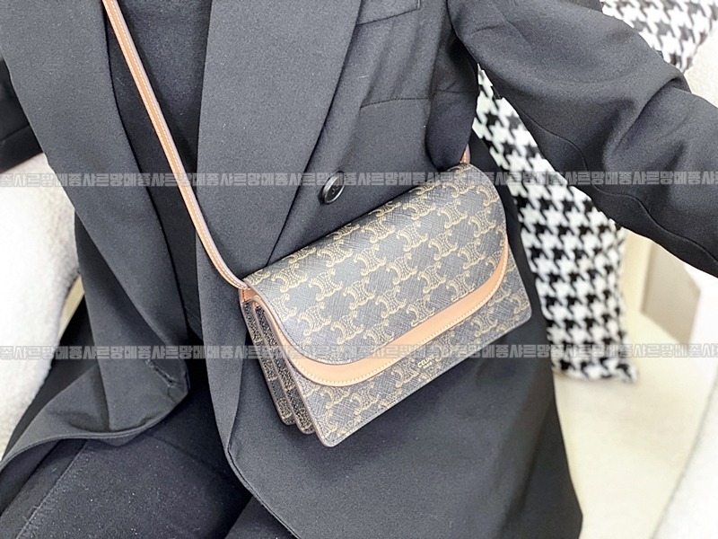 셀린느트리오페캔버스스트랩월렛  20260311-133542-020루.jpg