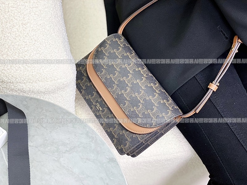 셀린느트리오페캔버스스트랩월렛  20260311-133542-022루.jpg