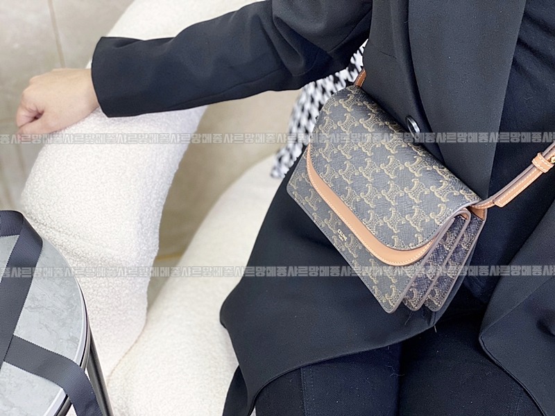 셀린느트리오페캔버스스트랩월렛  20260311-133542-023루.jpg