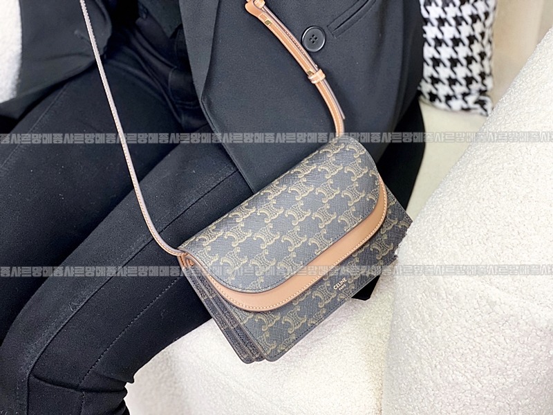 셀린느트리오페캔버스스트랩월렛  20260311-133542-025루.jpg