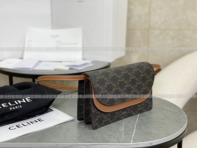 셀린느트리오페캔버스스트랩월렛  20260311-133539-002루.jpg