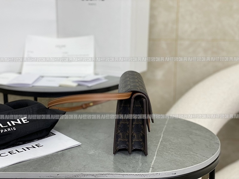 셀린느트리오페캔버스스트랩월렛  20260311-133539-003루.jpg