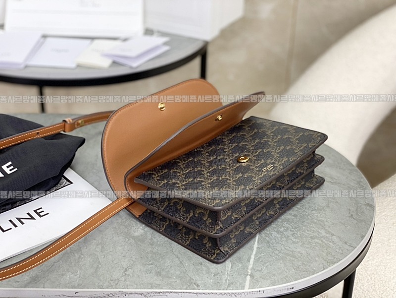 셀린느트리오페캔버스스트랩월렛  20260311-133540-004루.jpg