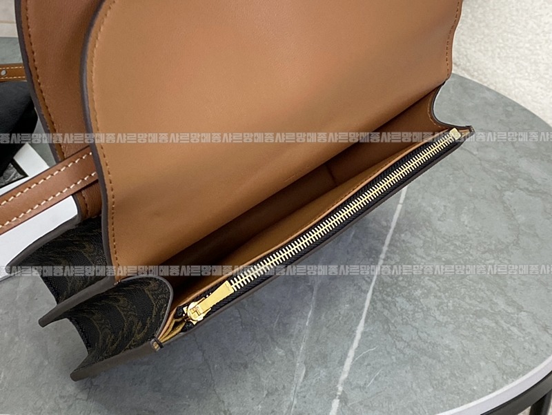 셀린느트리오페캔버스스트랩월렛  20260311-133540-006루.jpg