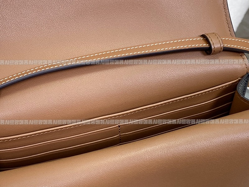 셀린느트리오페캔버스스트랩월렛  20260311-133540-009루.jpg