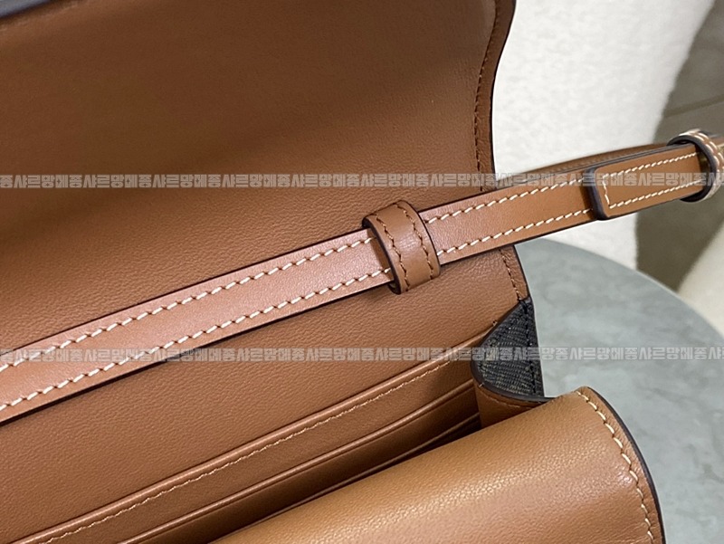 셀린느트리오페캔버스스트랩월렛  20260311-133540-011루.jpg