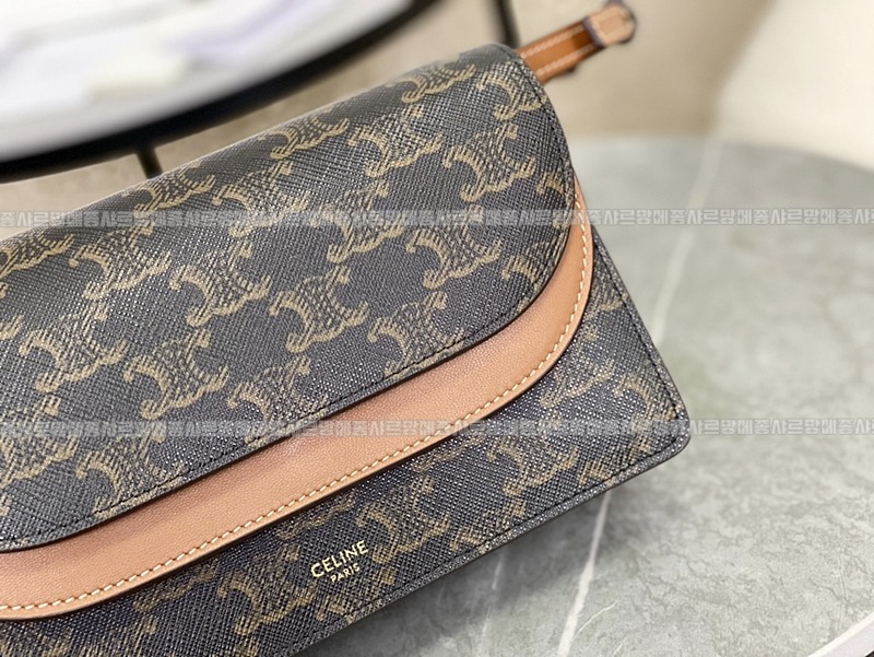 셀린느트리오페캔버스스트랩월렛  20260311-133540-010루.jpg