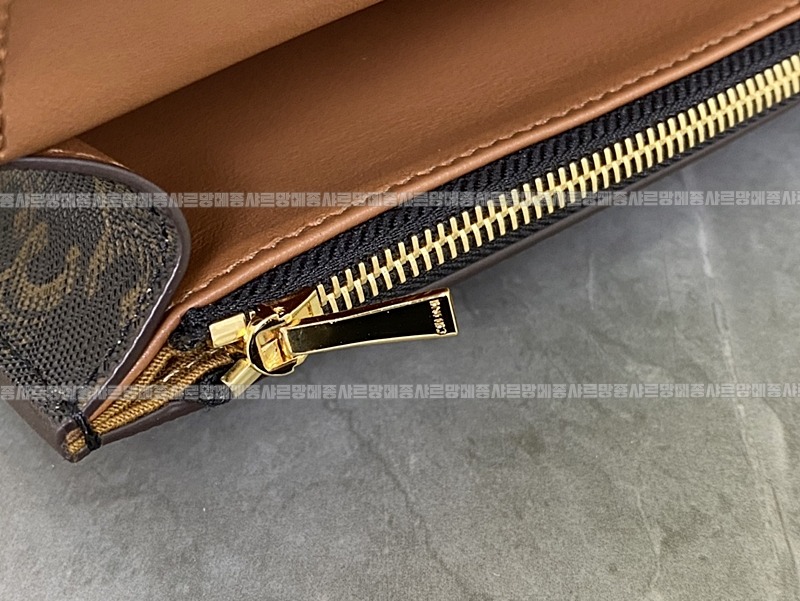 셀린느트리오페캔버스스트랩월렛  20260311-133540-012루.jpg