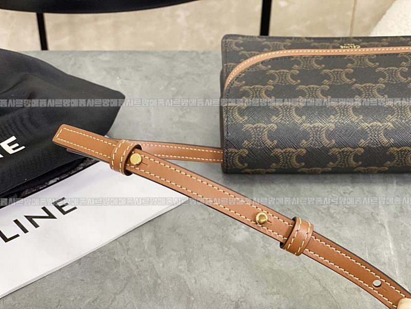 셀린느트리오페캔버스스트랩월렛  20260311-133541-016루.jpg